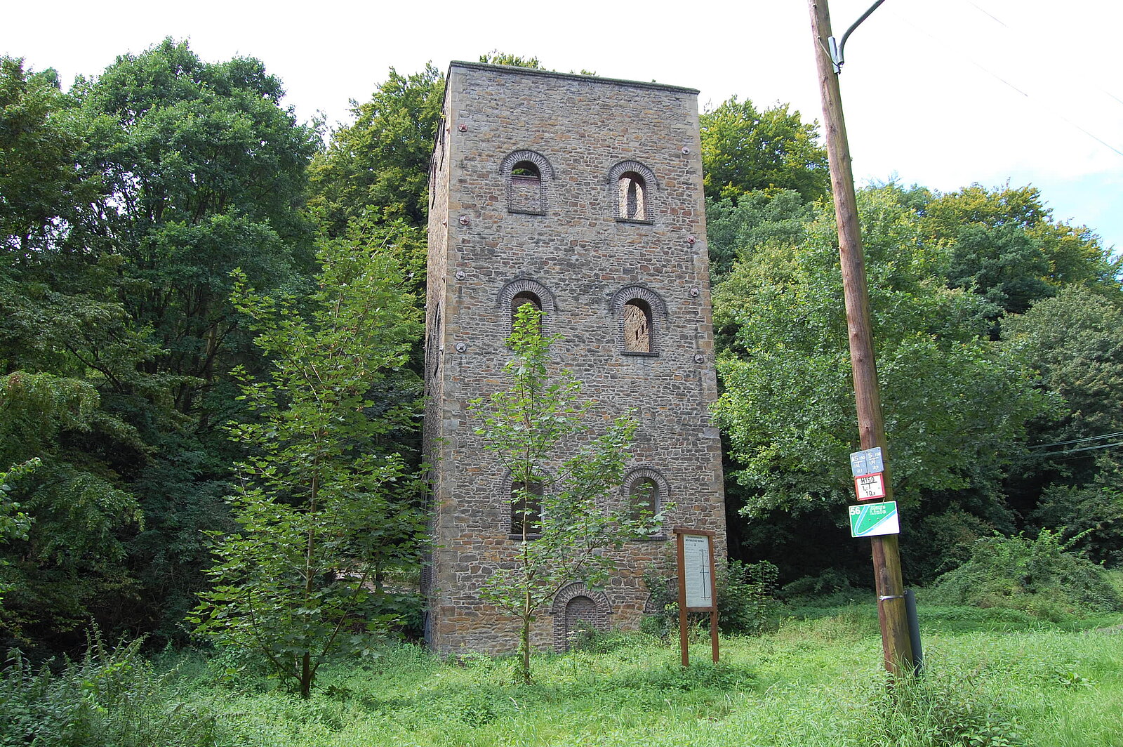 Eckiger Turm aus Naturstein gemauert