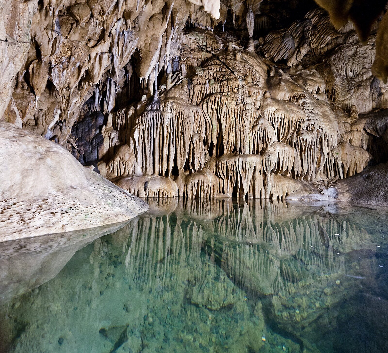 Türkiser Teich in Tropfsteinhöhle