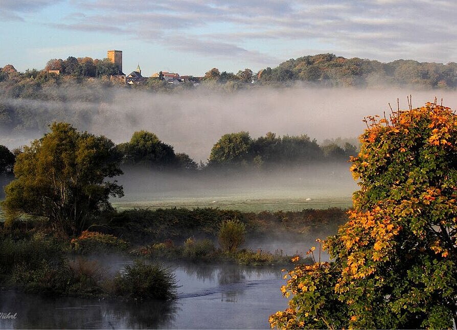 Lanschaft mit Burg im Nebel