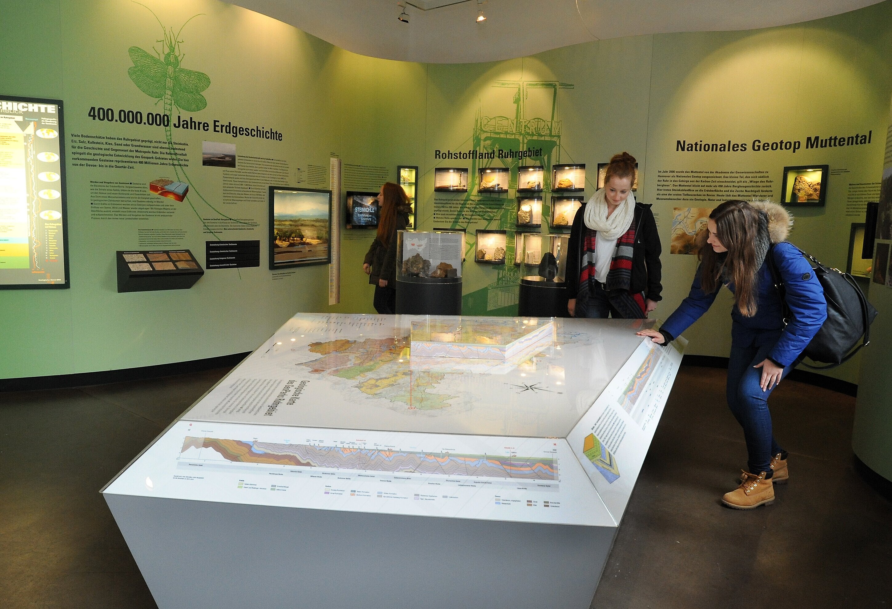 Besucher an Tisch mit geologischer Karte