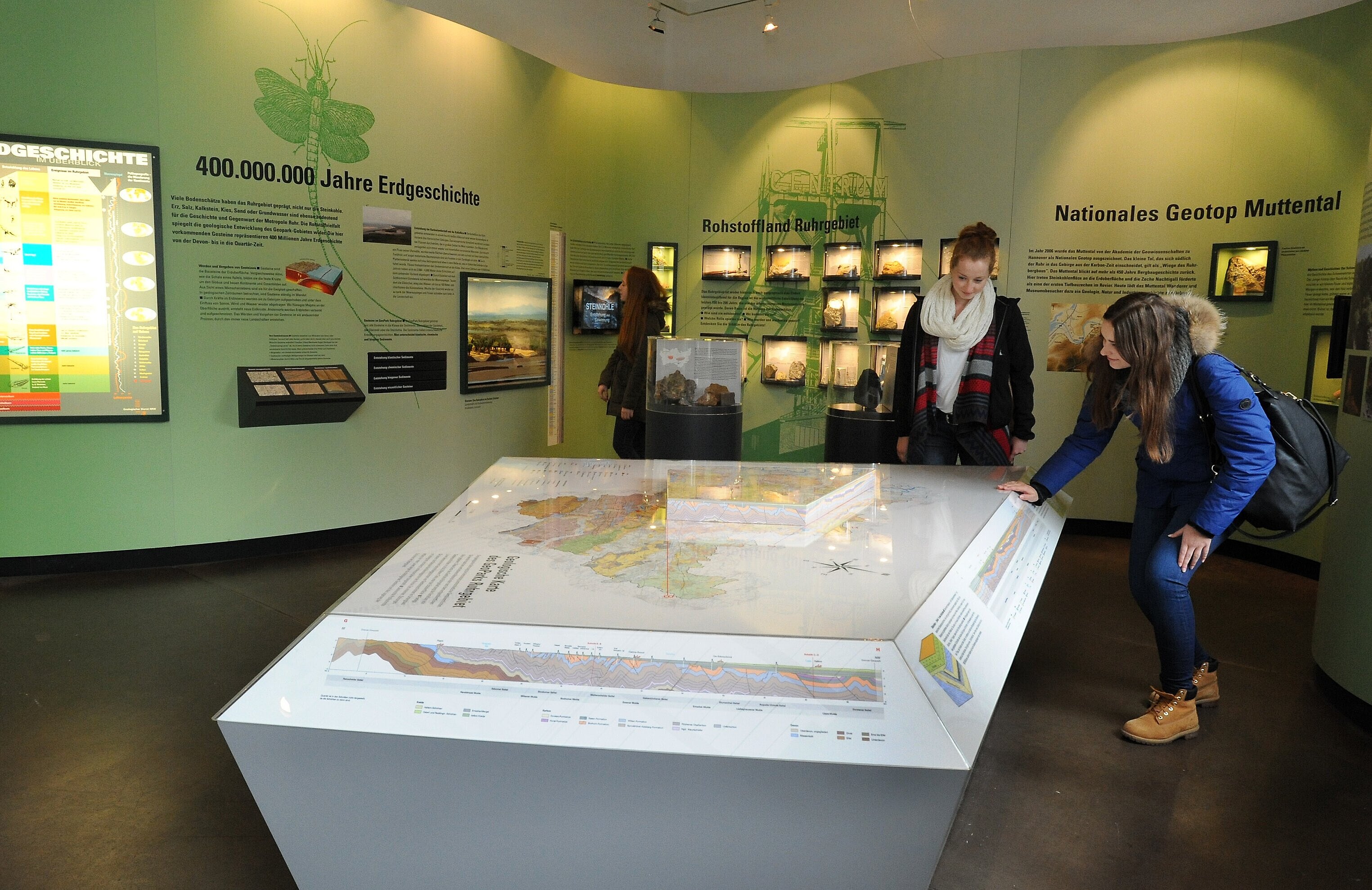 Besucher an Tisch mit geologischer Karte