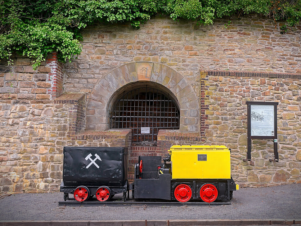 Grubenwagen vor Stolleneingang