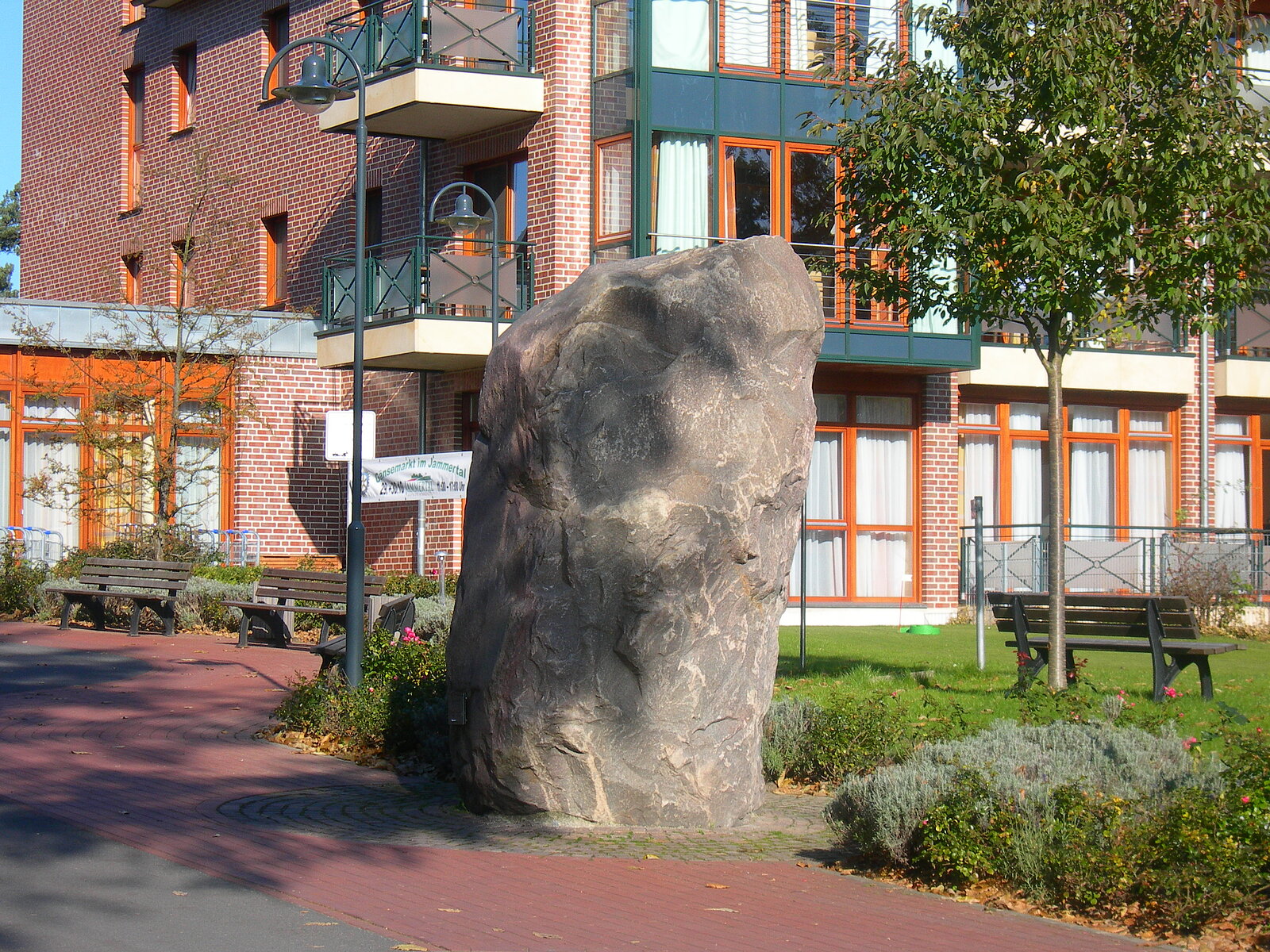 Übermannshoher Felsblock auf Hotelgelände