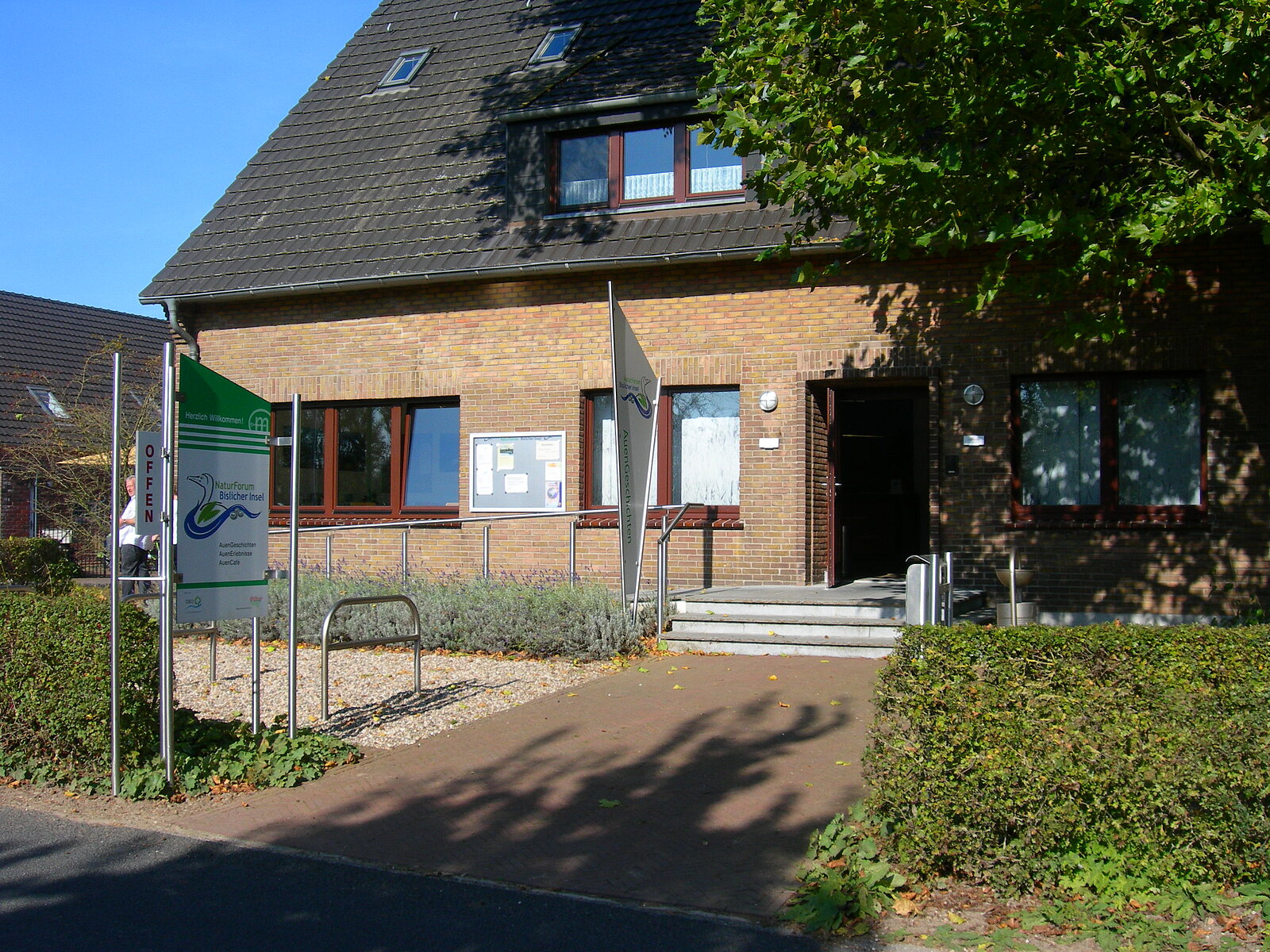 Gebäude mit Infotafel