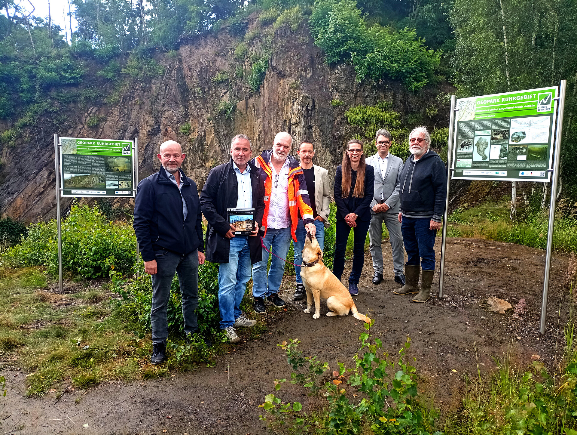 Gruppe vor Infotafeln und Steinbruchwand