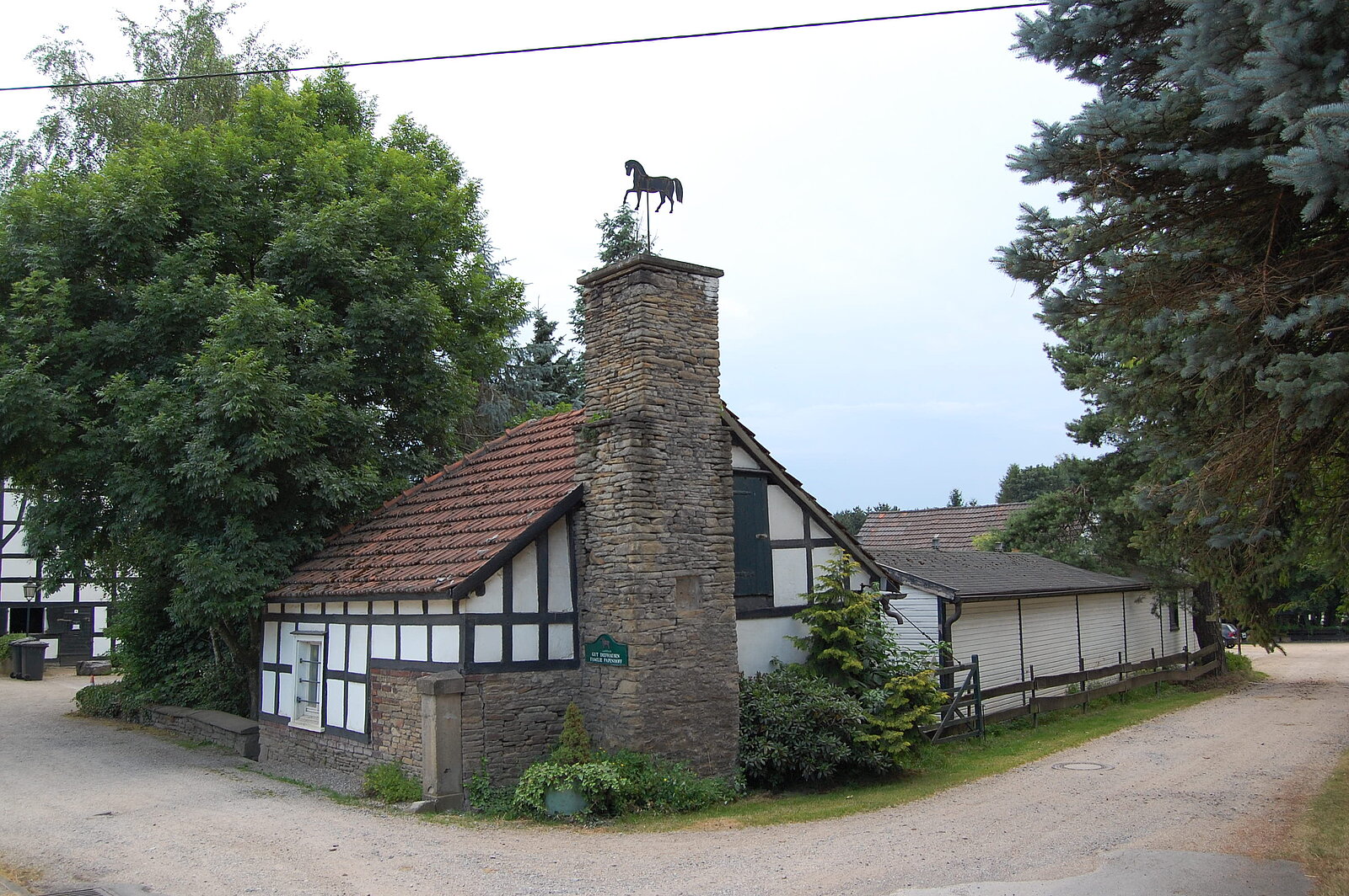 Fachwerkhaus mit Kamin aus Naturstein