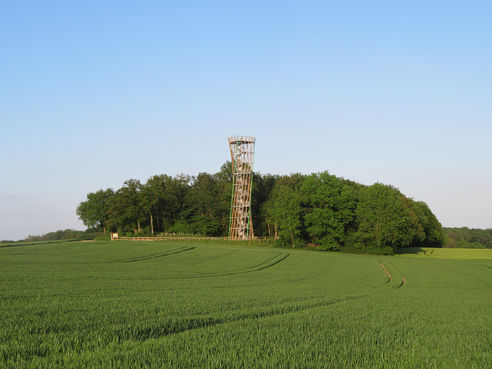 Ackerlandschaft, im Hintergrund Xanten