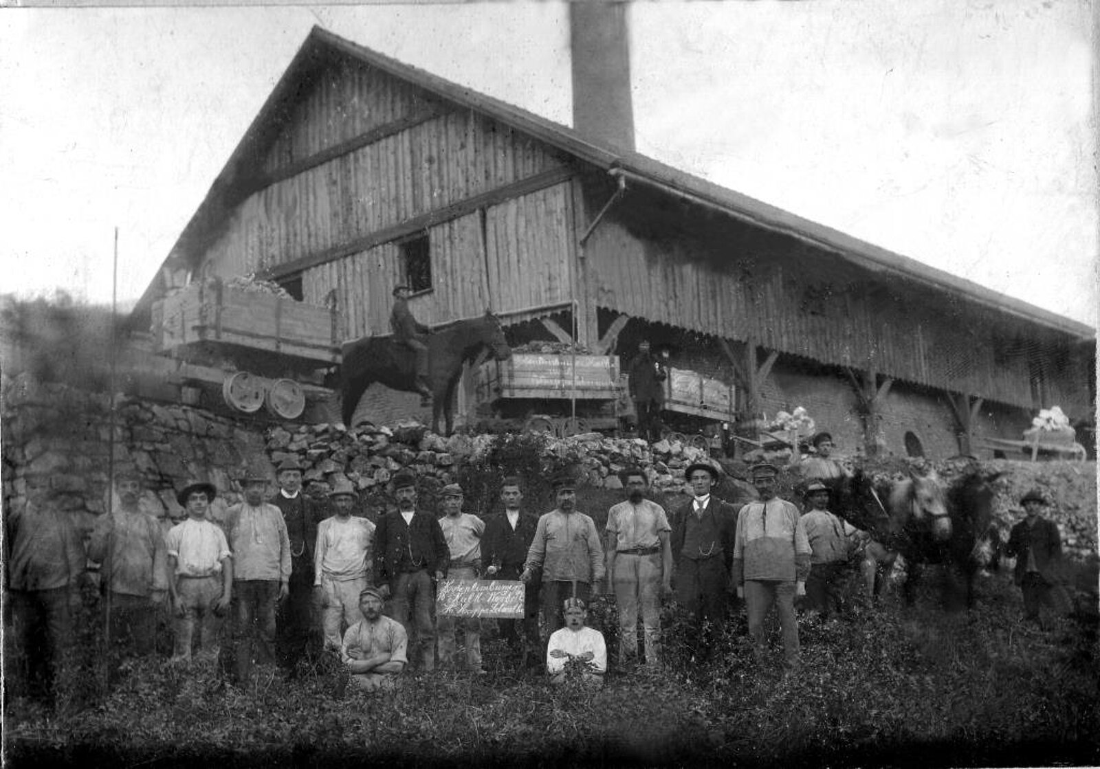 Historisches Bild mit Menschen, Pferden und Qagen mit Gestein vor Halle