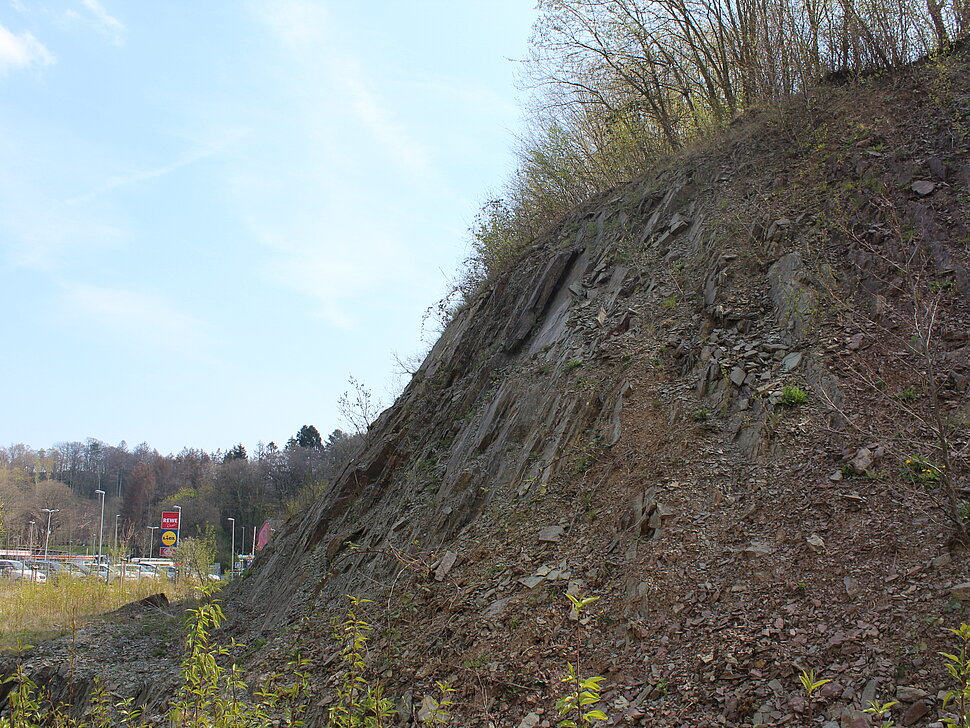 Wand mit rötlichen Schiefern