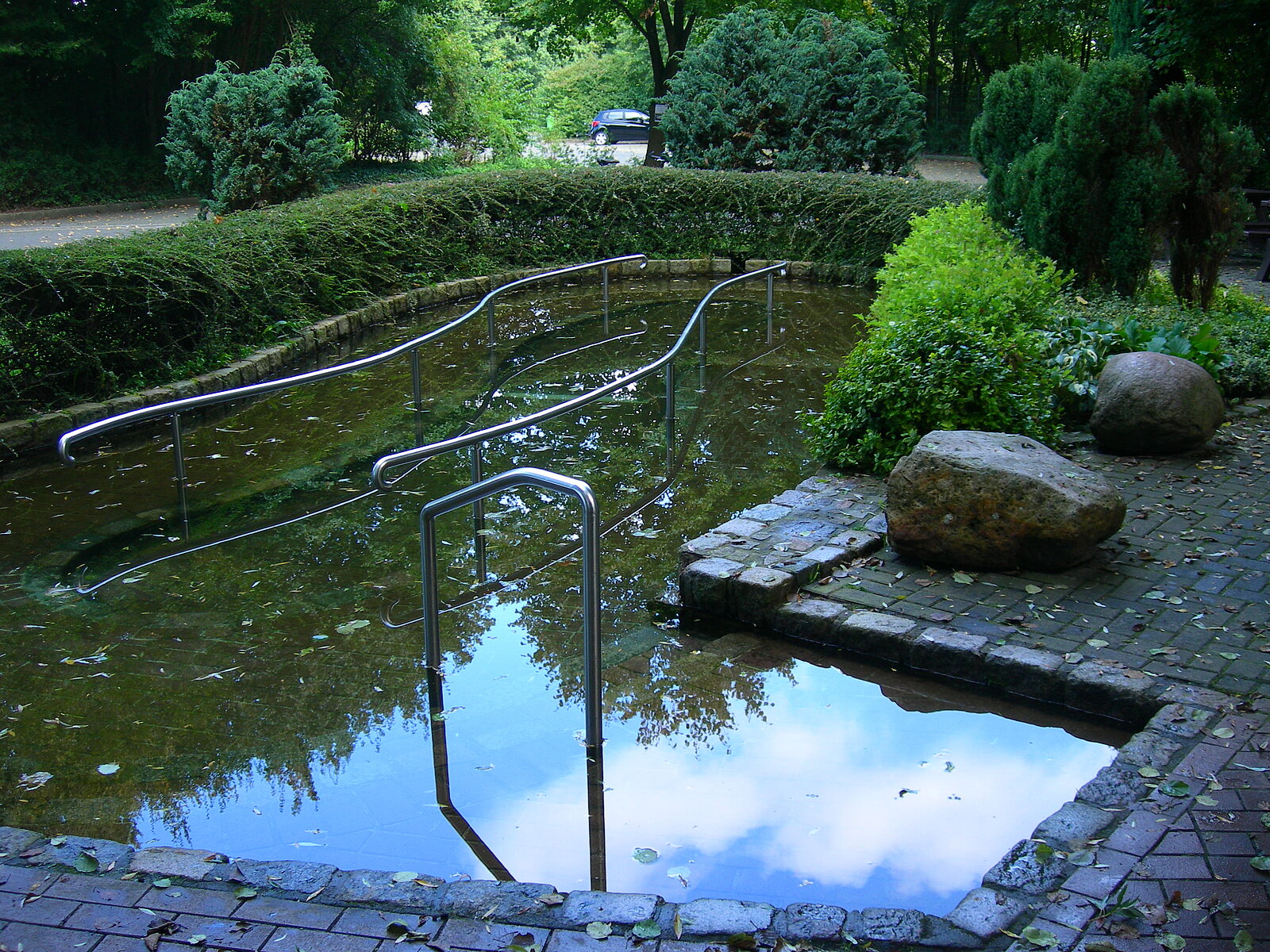 Kleines Wasserbecken mit Geländer