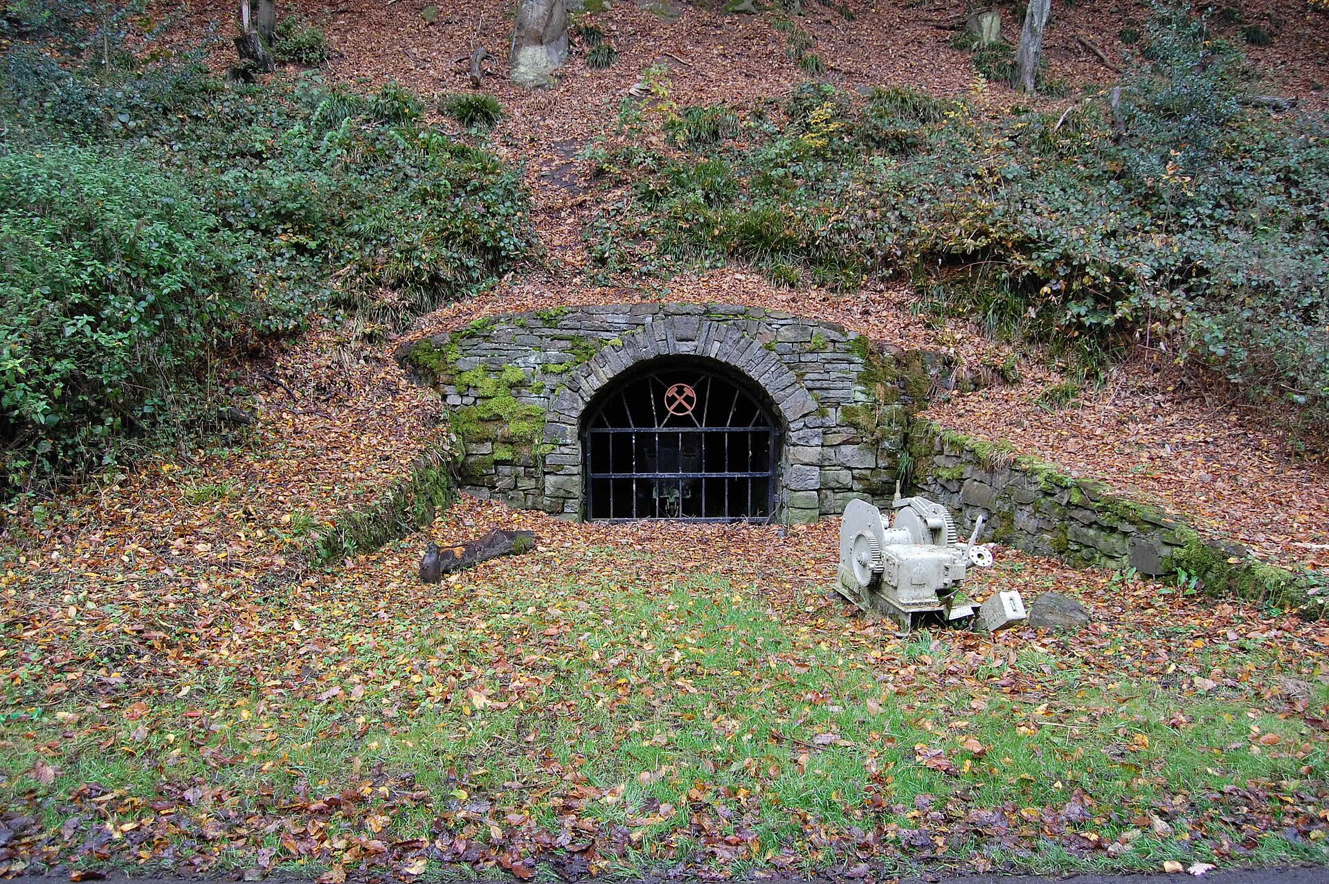 Stollenmundloch mit Gerätschaften