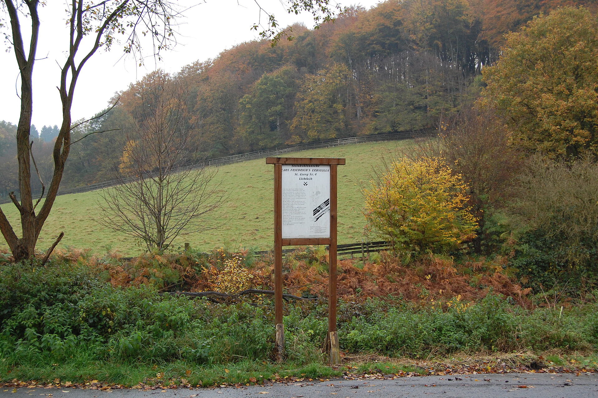 Infotafel in Landschaft