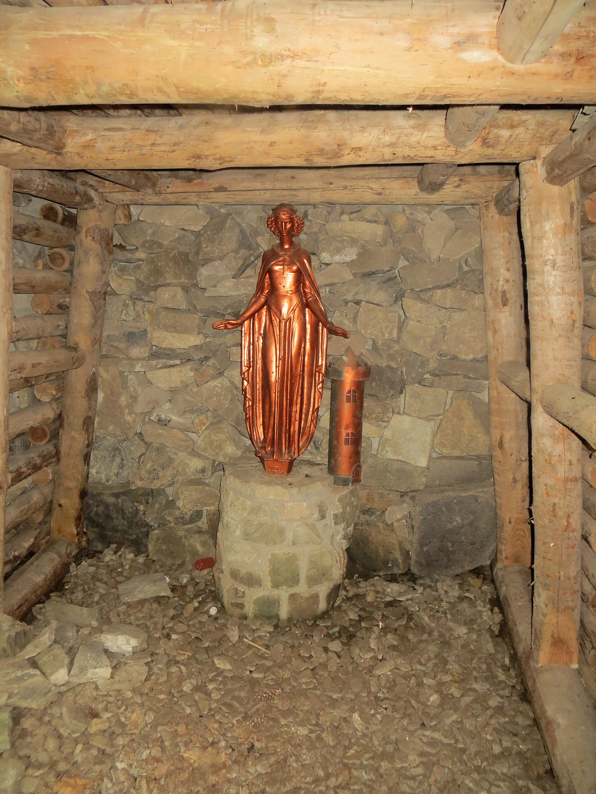 Bronzwen Statue in mit Holz ausgebautem Stollen