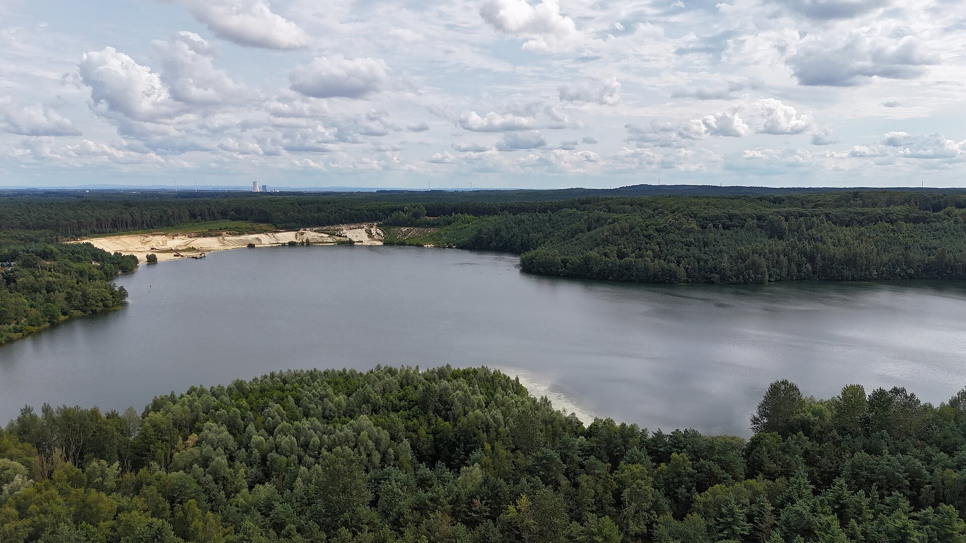 Abbaubetrieb mit Seen und offen liegenden hellen Sandflächen