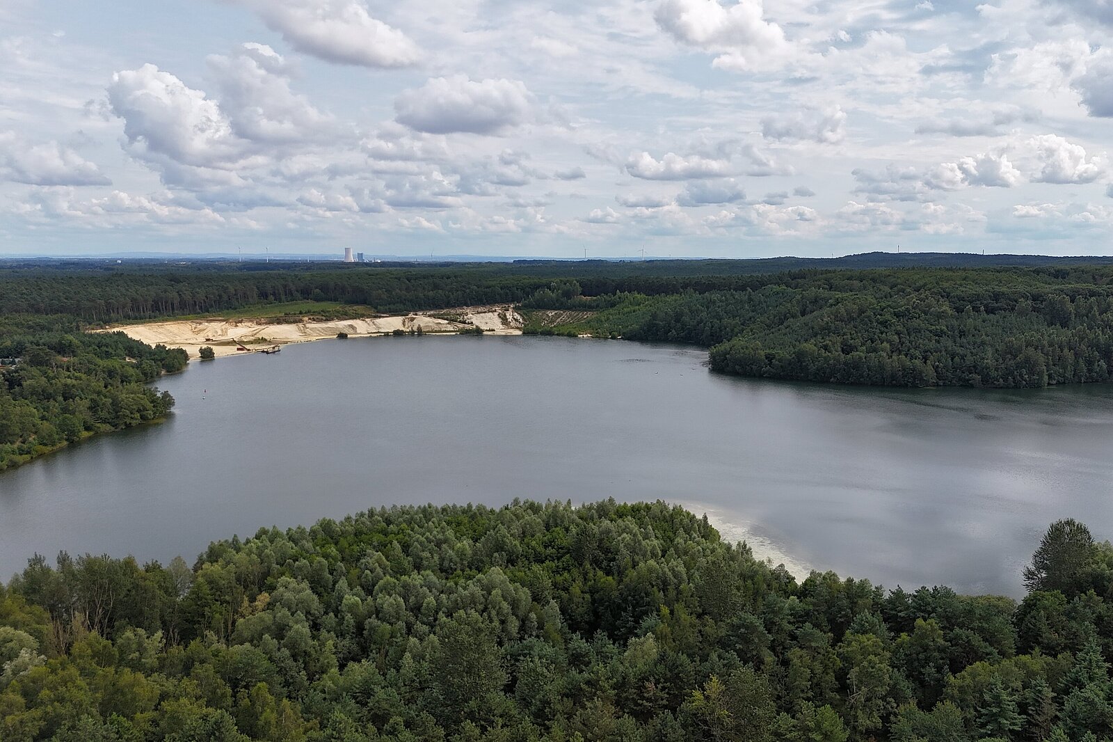 Abbaubetrieb mit Seen und offen liegenden hellen Sandflächen
