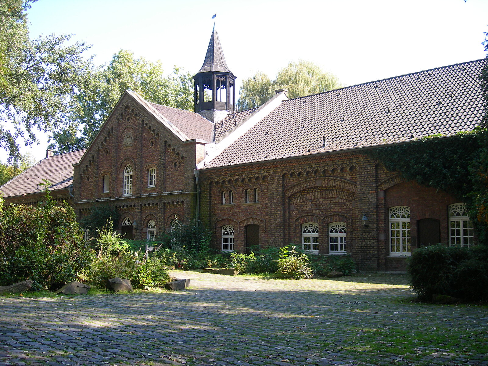 Neidriges Backsteingebäude mit Verzierungen und Türmchen