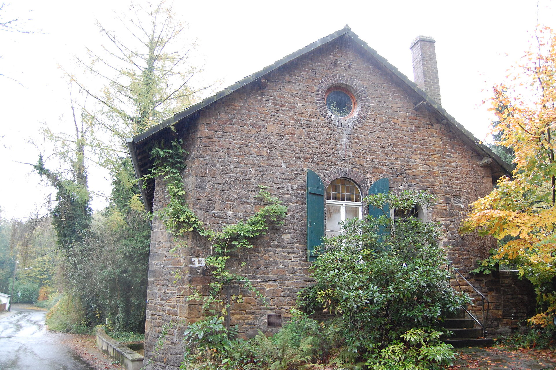 Natursteinhaus von Giebelseite