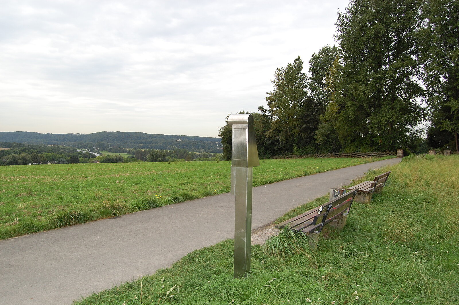 Bänke mit Aussicht auf das Ruhrtal und Mann an Lautsprecher aus Metall