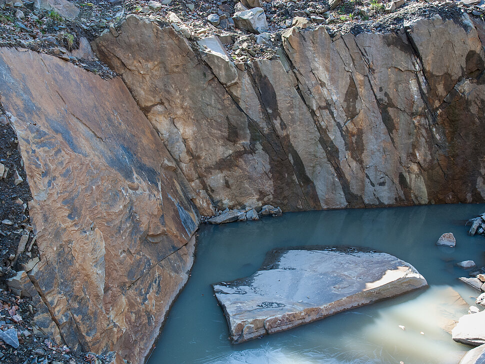 Blick in Steinbruch mit Wasser auf dem Grund