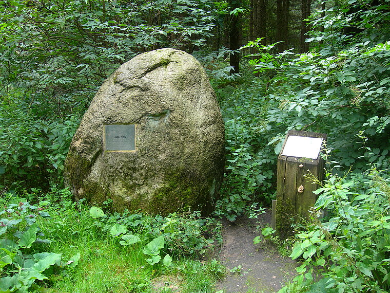 FIndling mit Metallplatte und kleinem Infoschild