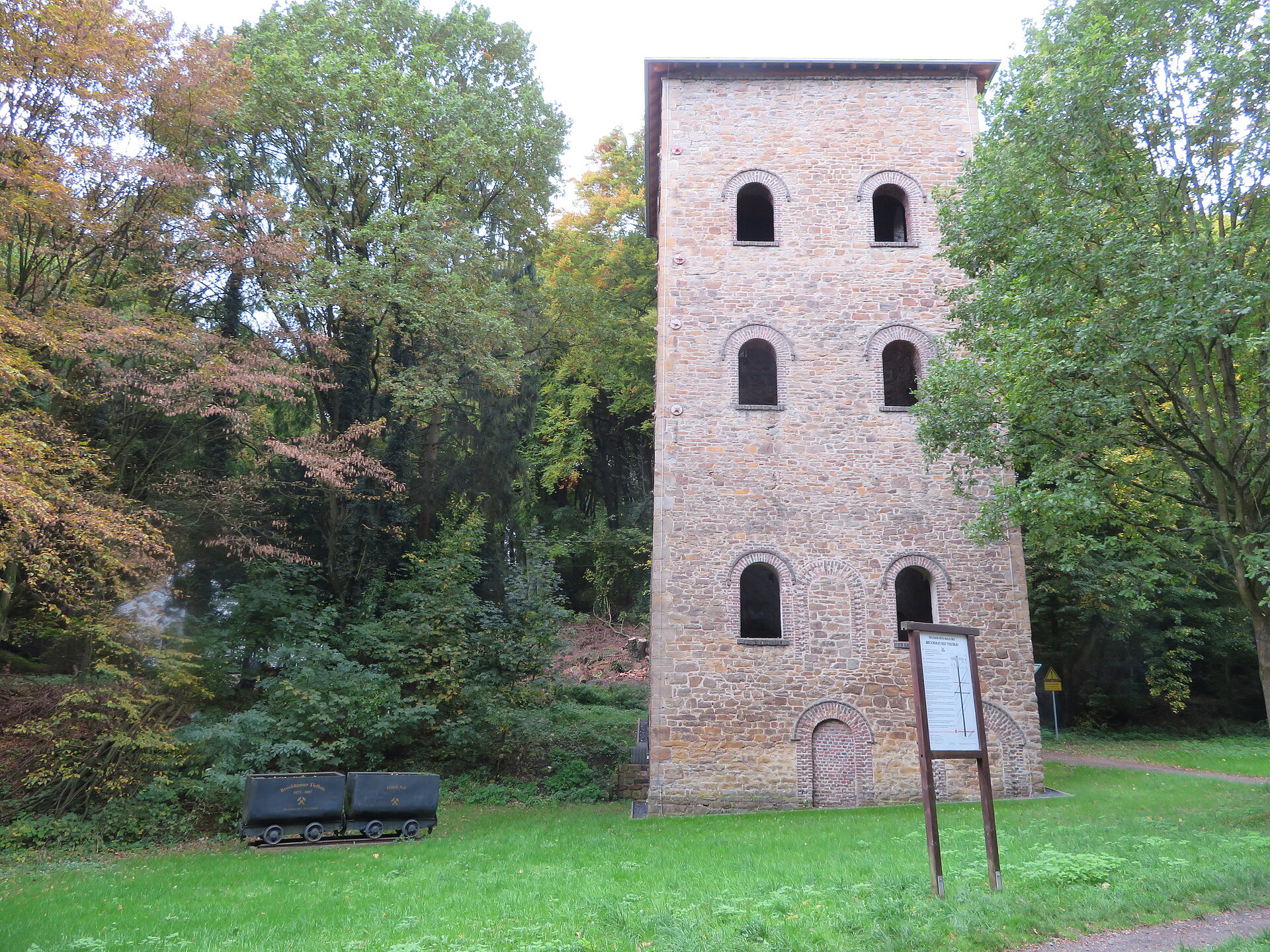Eckiger Turm aus Naturstein gemauert