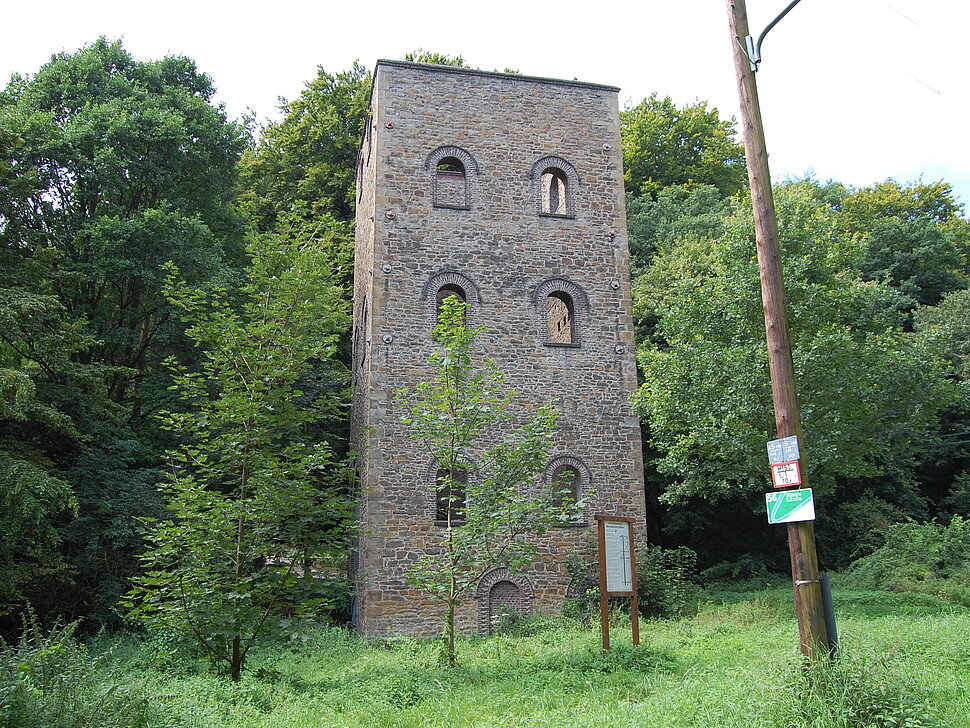 Eckiger Turm aus Naturstein gemauert