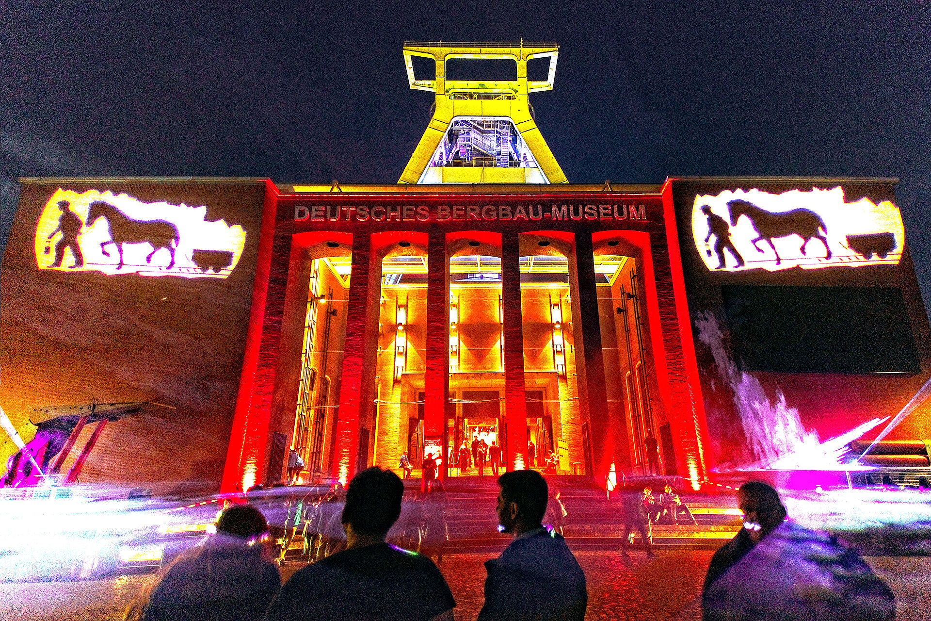 Beleuchtetes Museum bei Nacht 