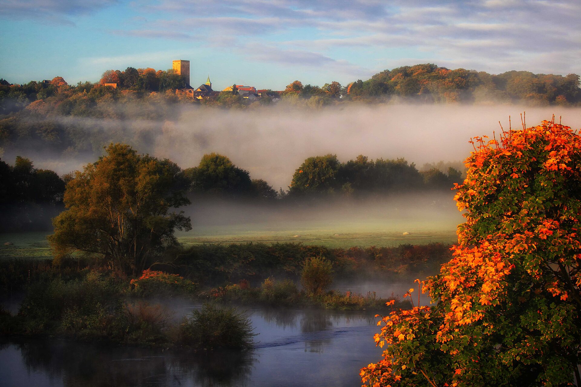 Ruhr mit zwei Nebellagen und Burg im Hintergrund