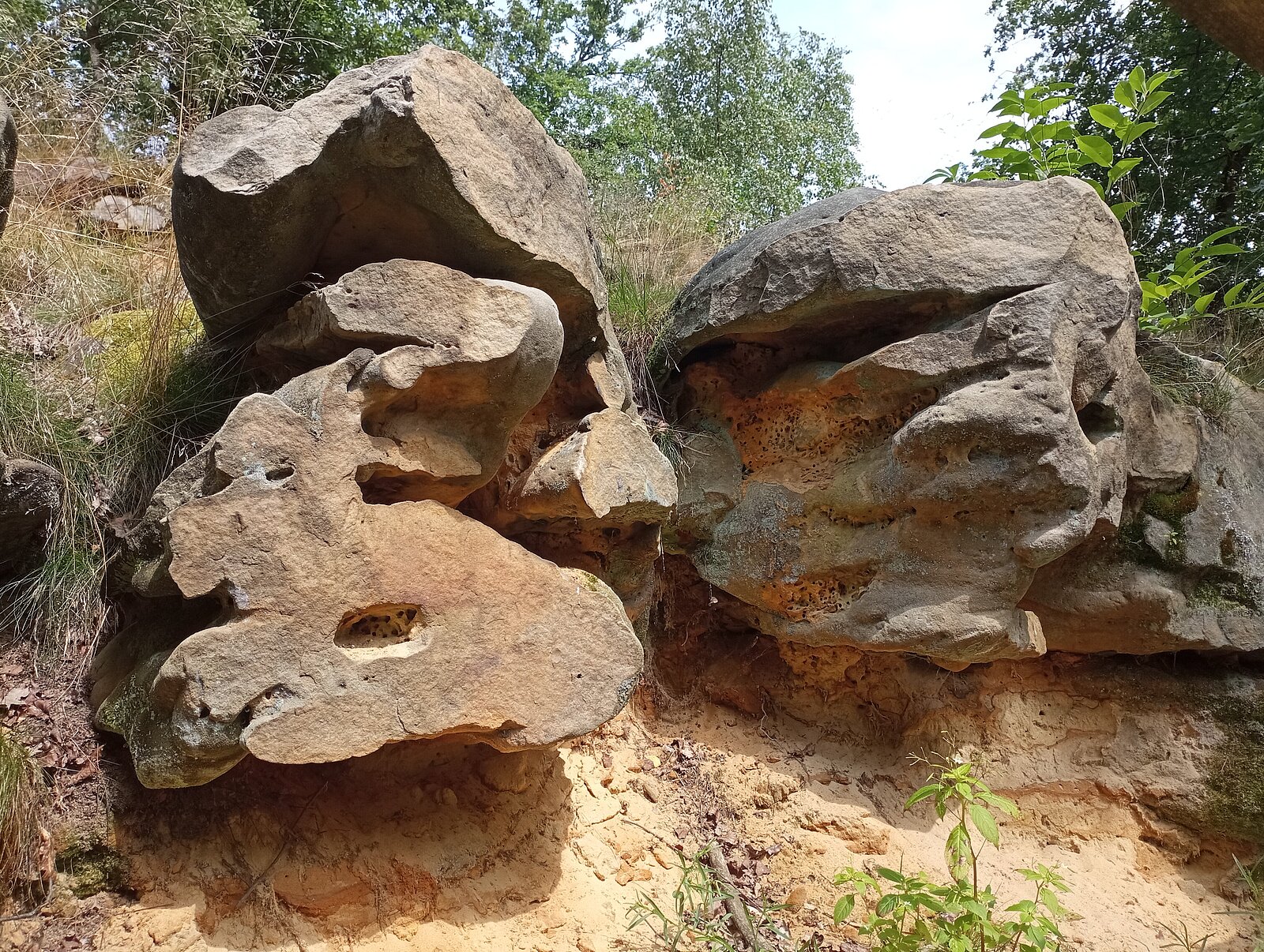 rötliche sandige Partien zwischen grauen Gesteinsblöcken