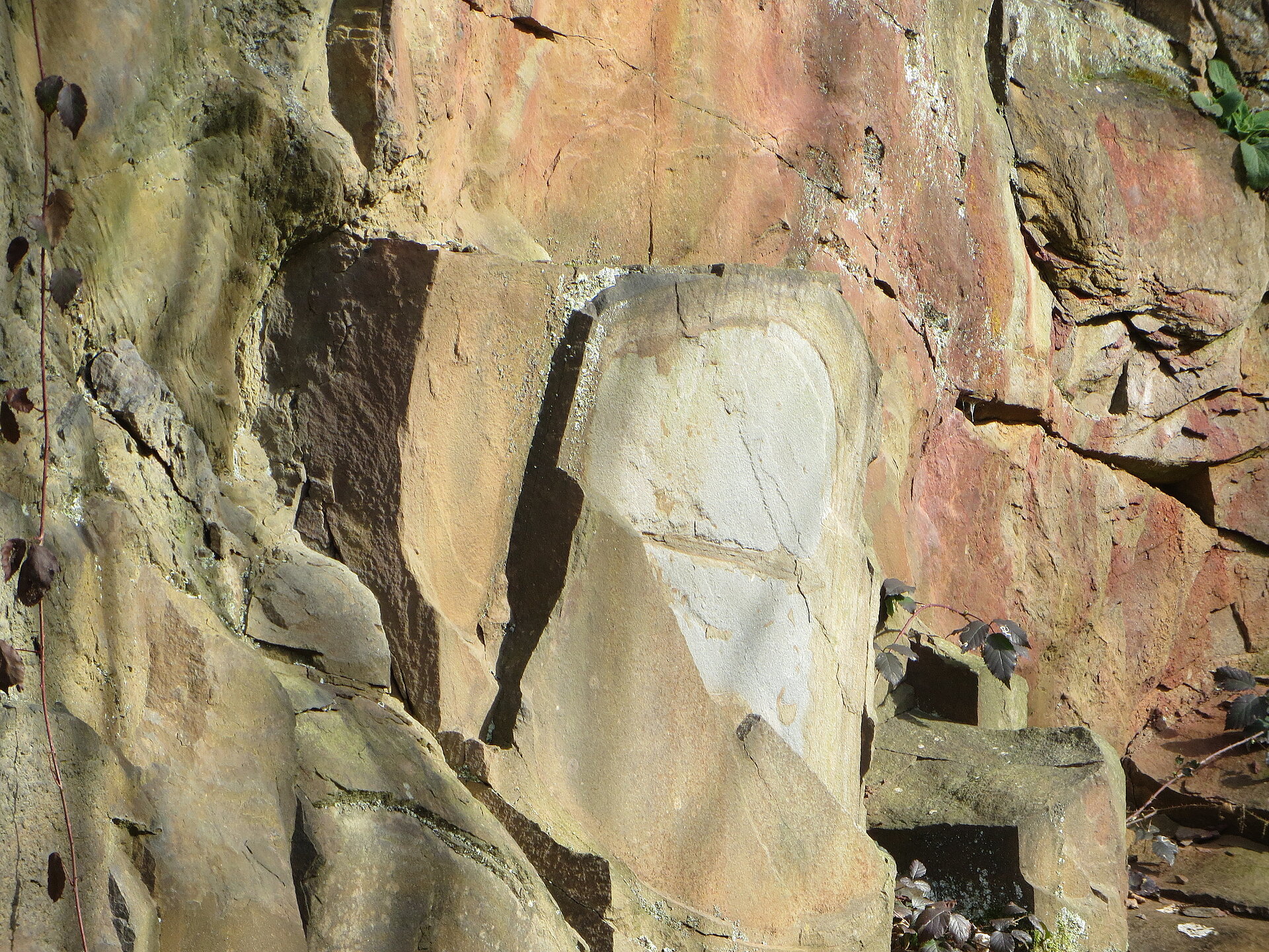 ringförmige Strukturen in rötlich gefärbtem Sandstein