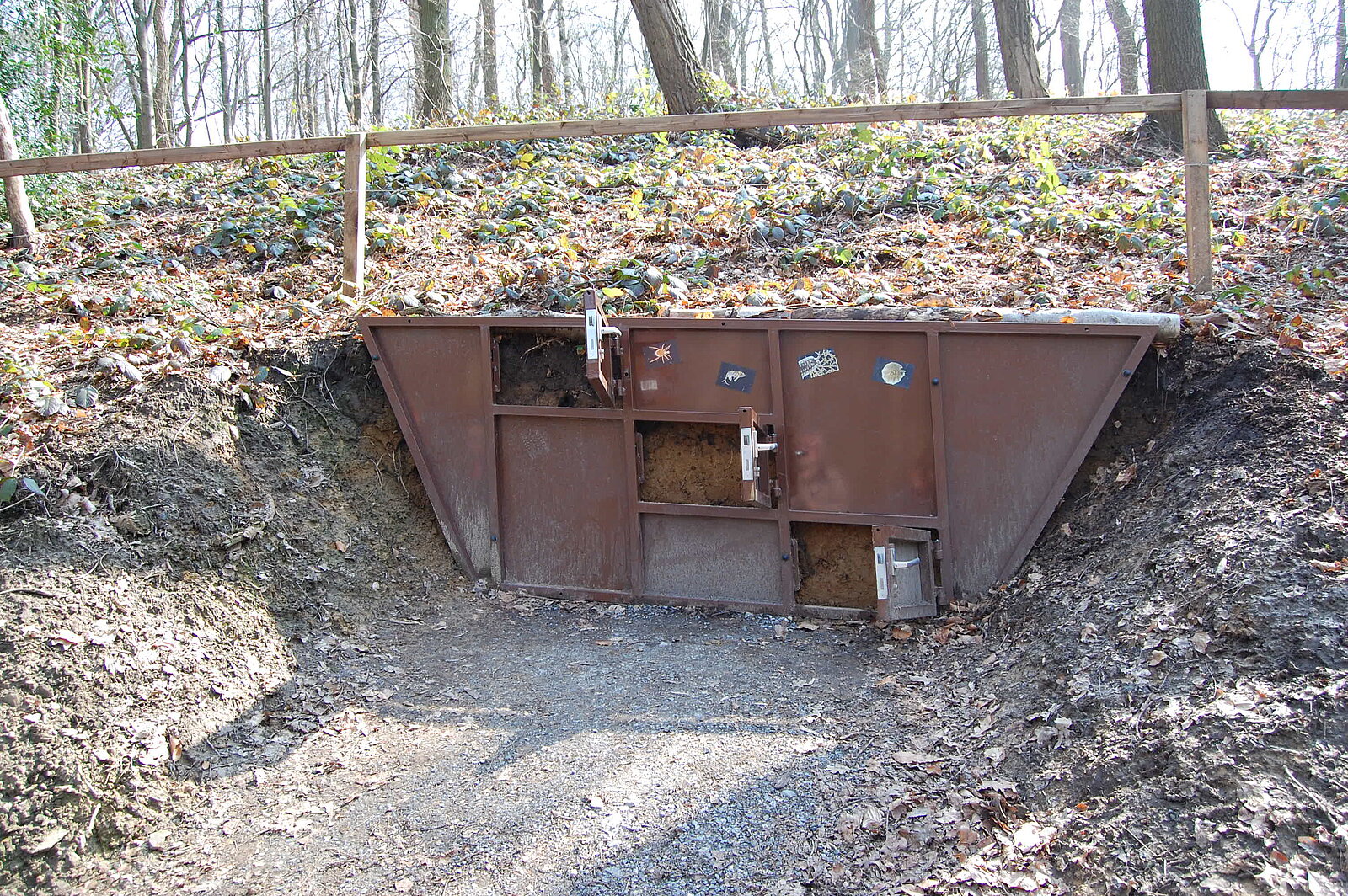Im Boden eingegrabener Container mit Fenstern, die einen Blick auf den anstehenden Boden erlauben