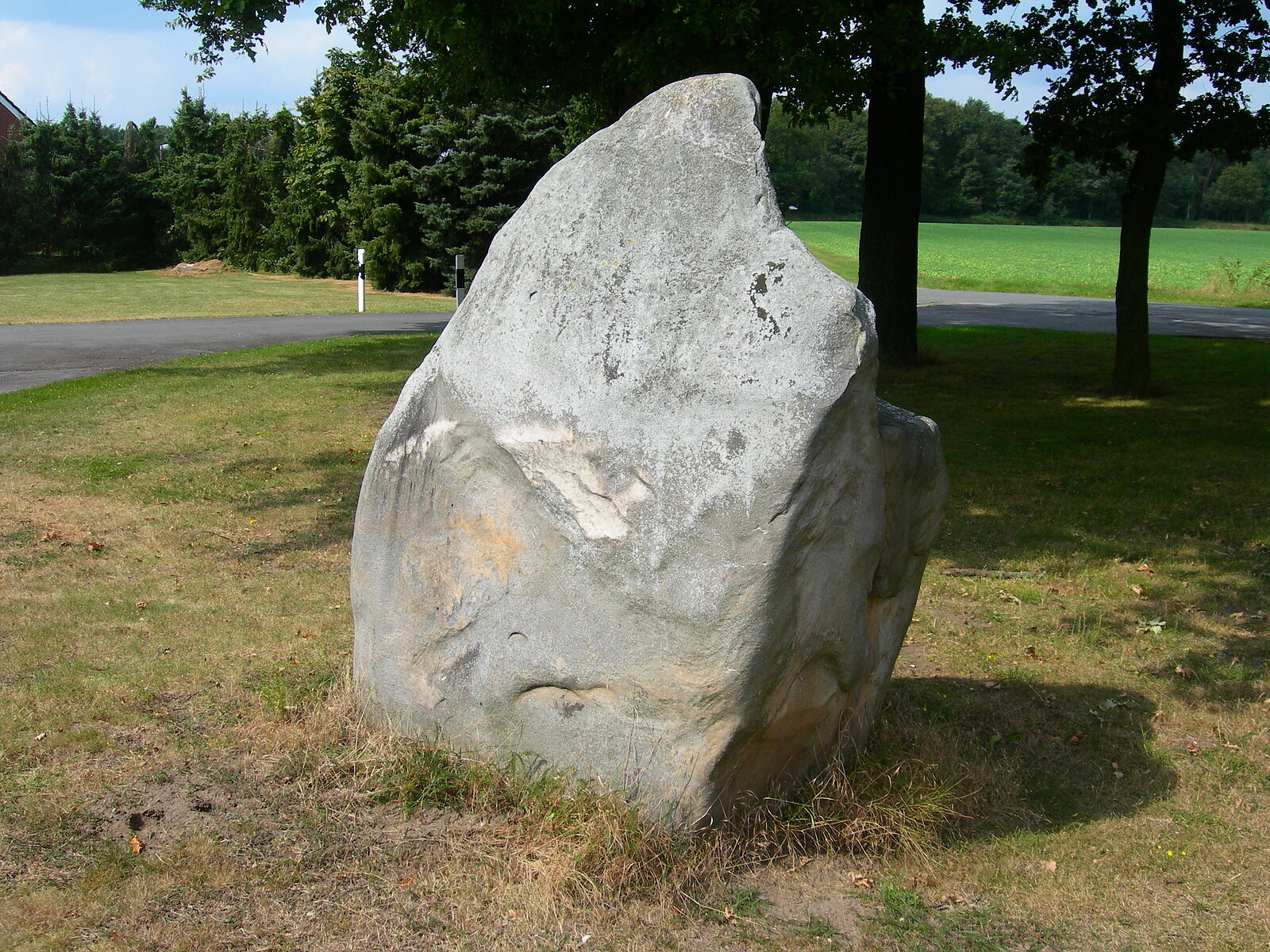 Felsblock auf Rasen