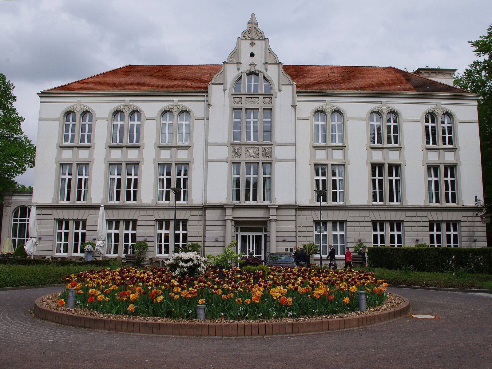 Historisches Gebäude mit Blumenrondell
