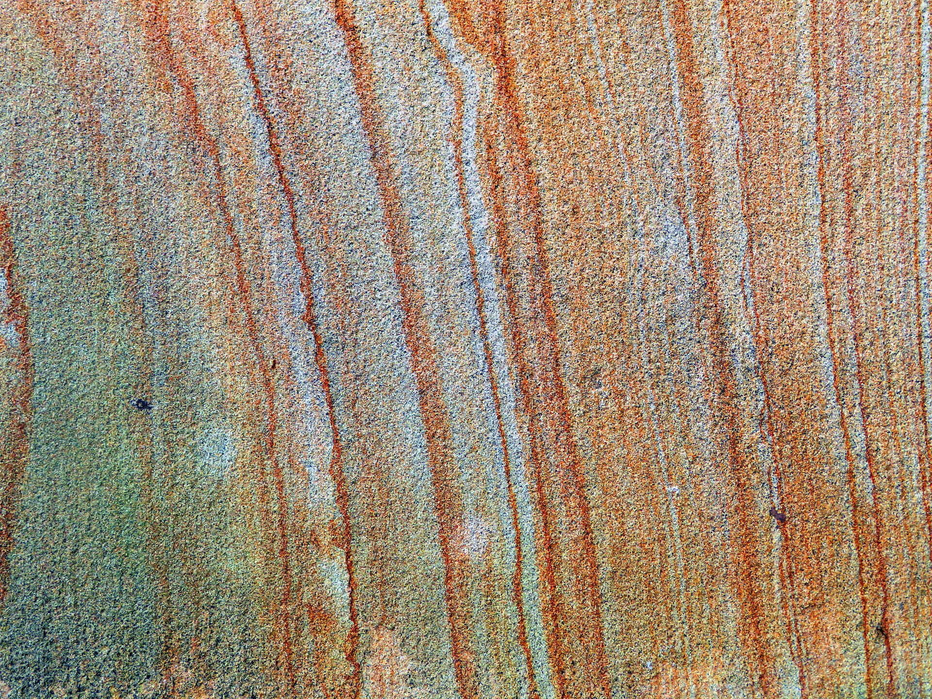 Rote Linien in Sandstein