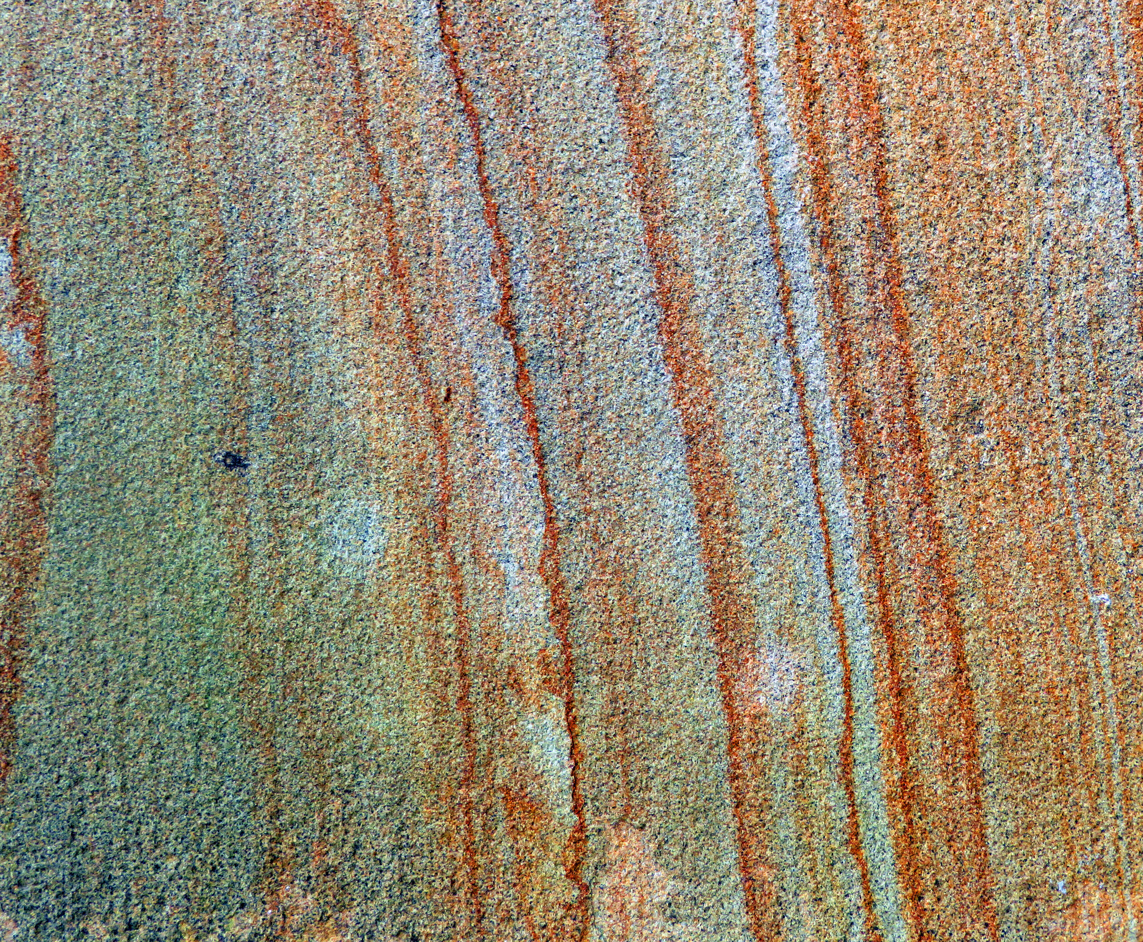 Rote Linien in Sandstein