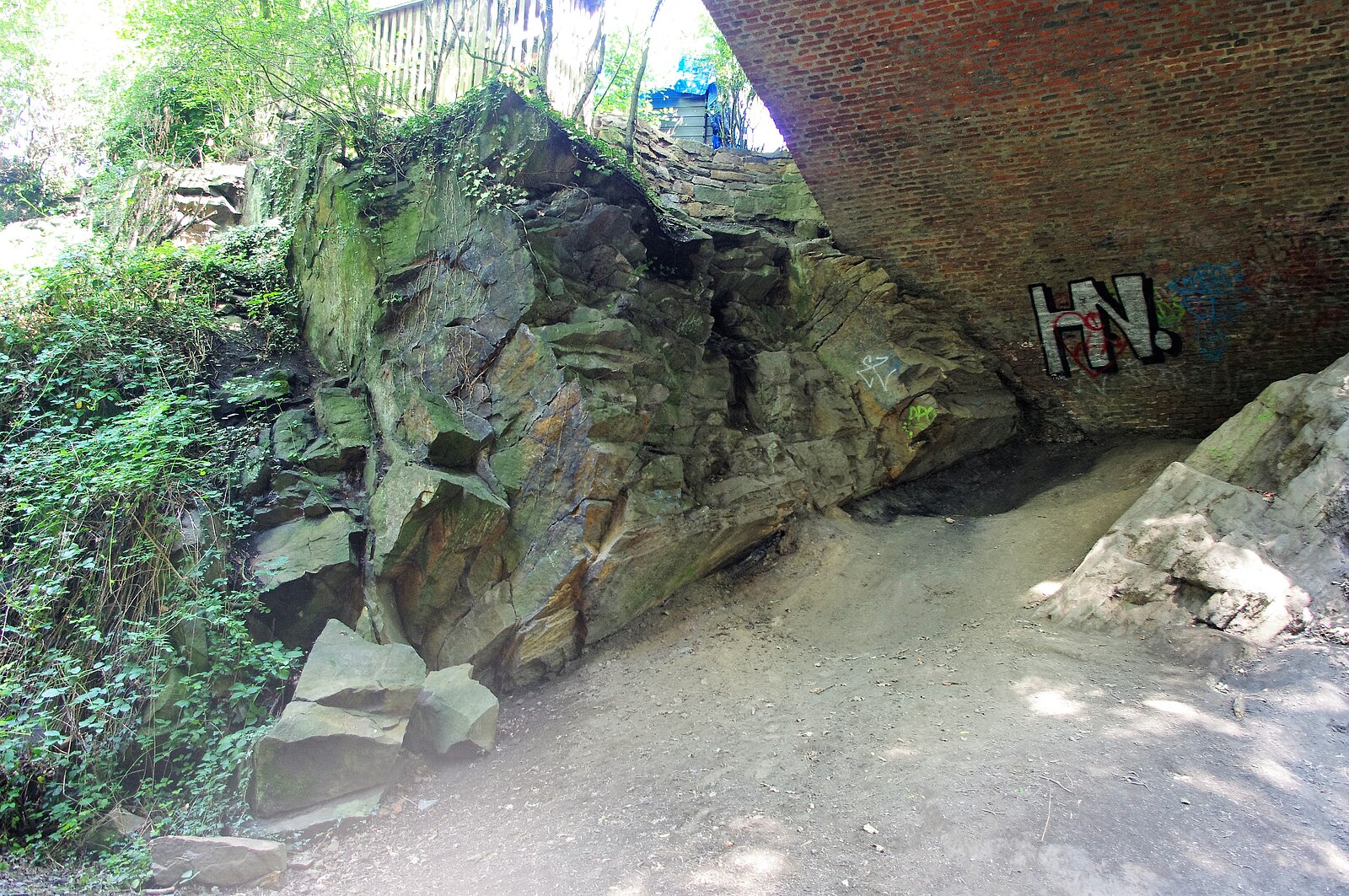 Sandstein unter Brücke mit Kohleflöz im unteren Bereich