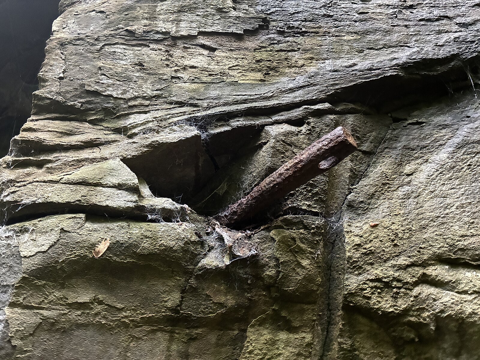Zurückgelassener Meißel im Sandsteinbruch im Löwental