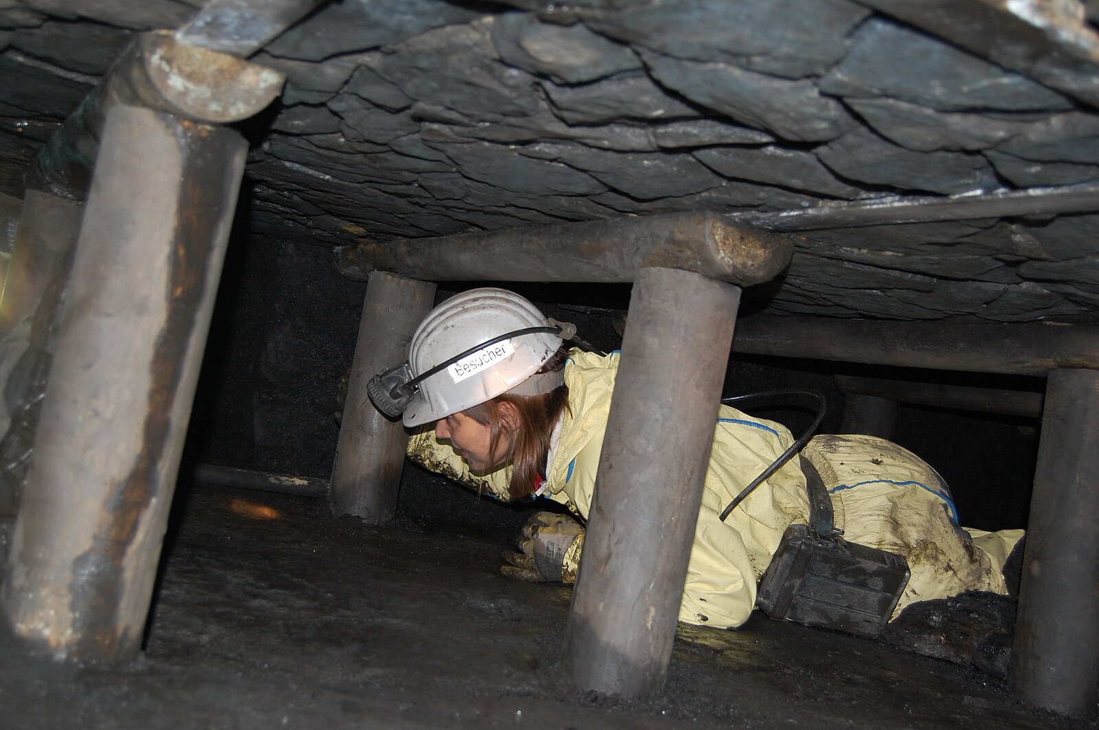 Frau in schrägem Schacht