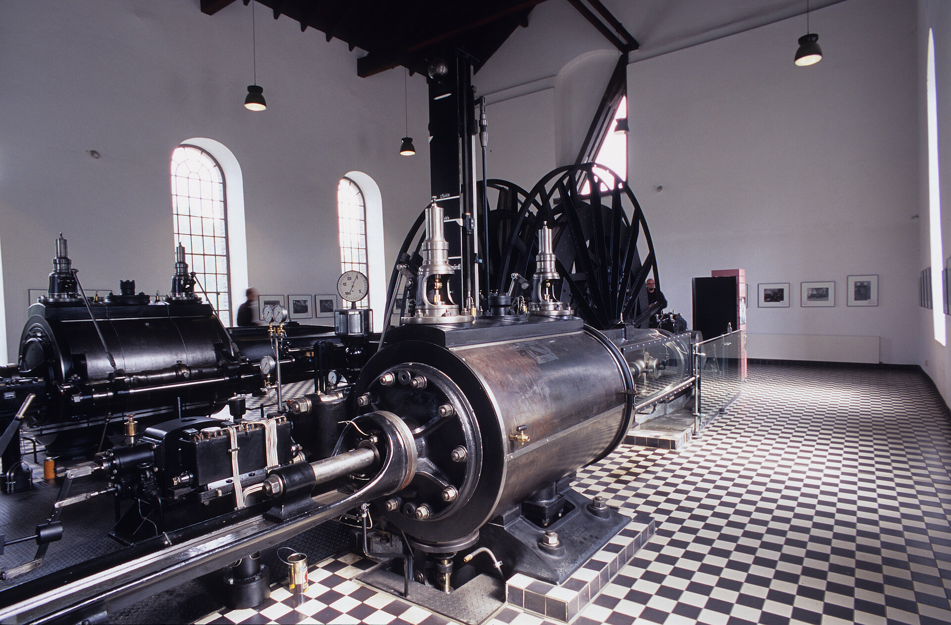 Historische Dampfmaschine mit zwei Zylindern