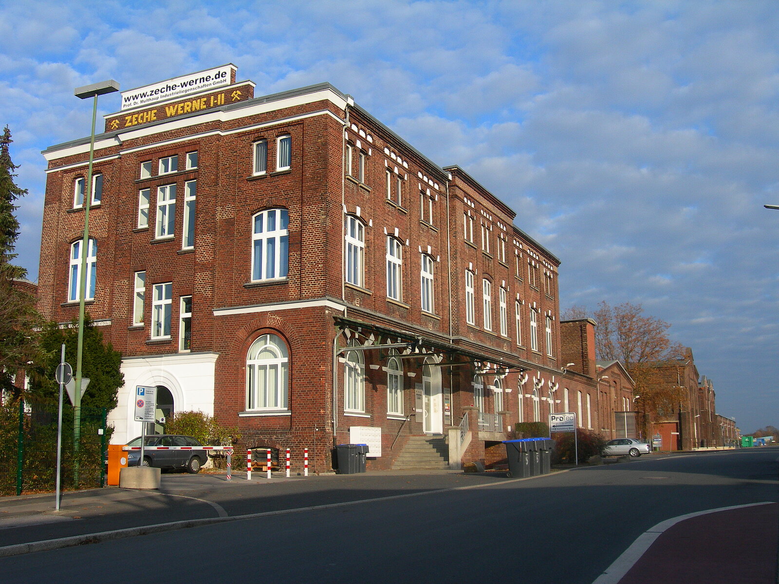 Dreistöckiges Backsteingebäude