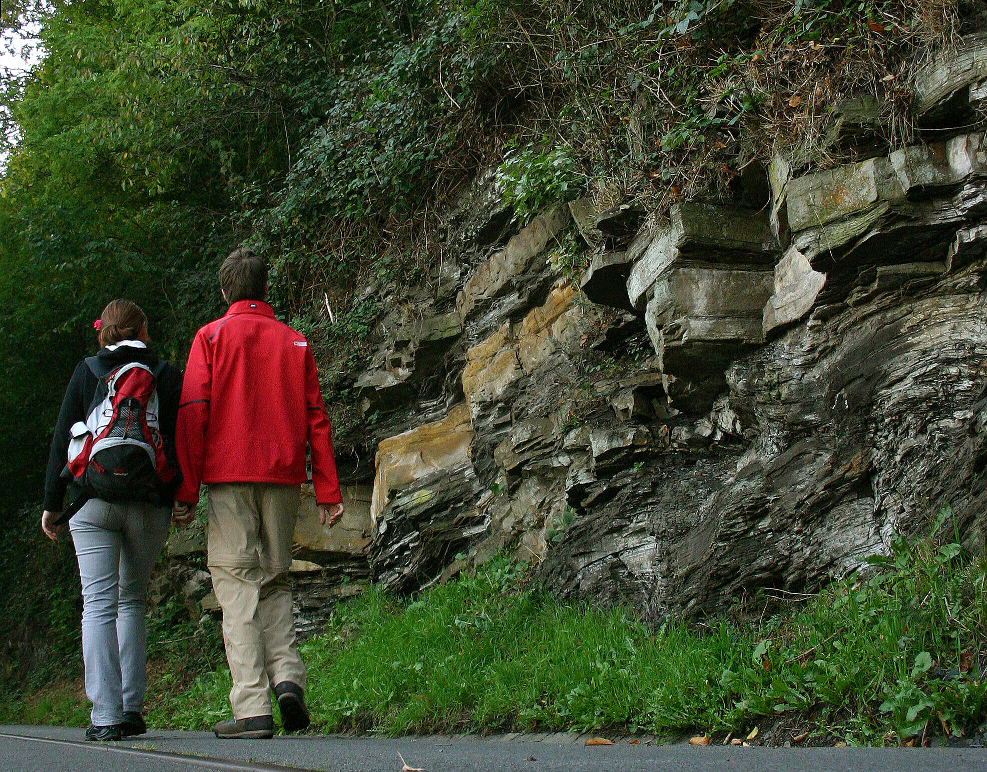 Zwei Wanderer vor Felswand