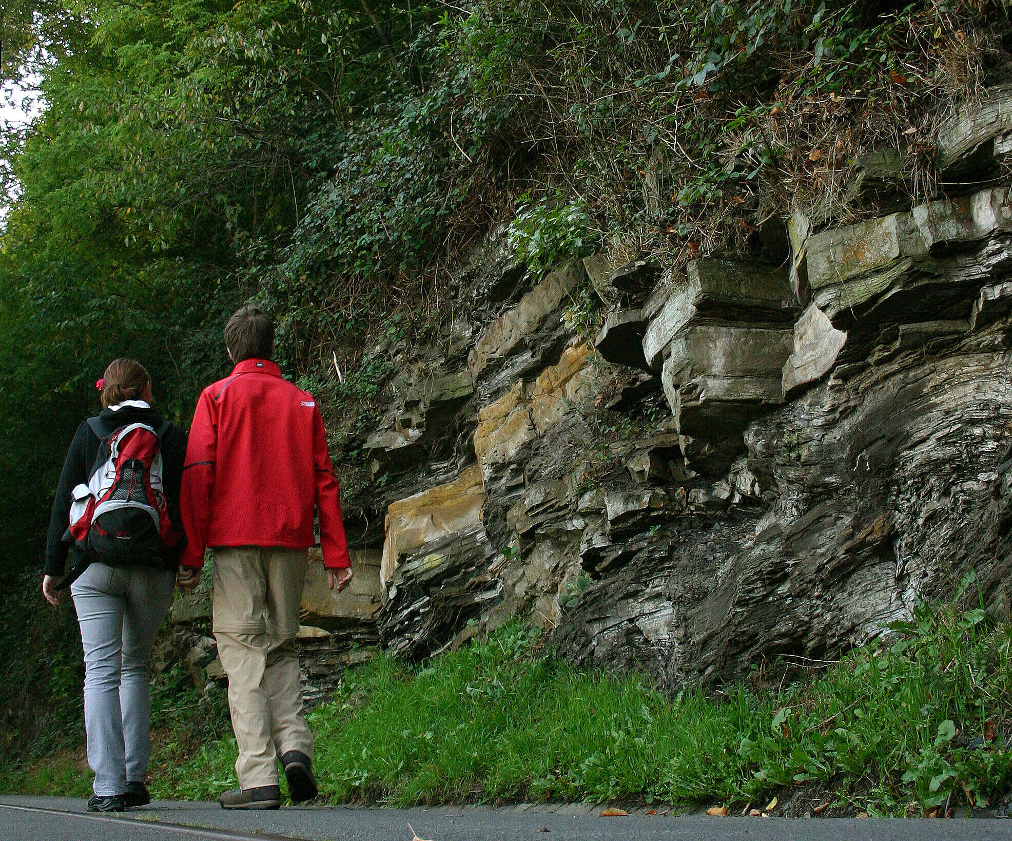 Zwei Wanderer vor Felswand
