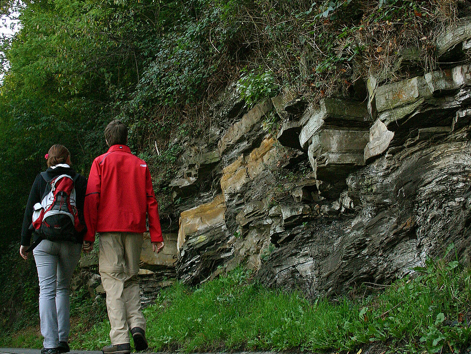 Zwei Wanderer vor Felswand