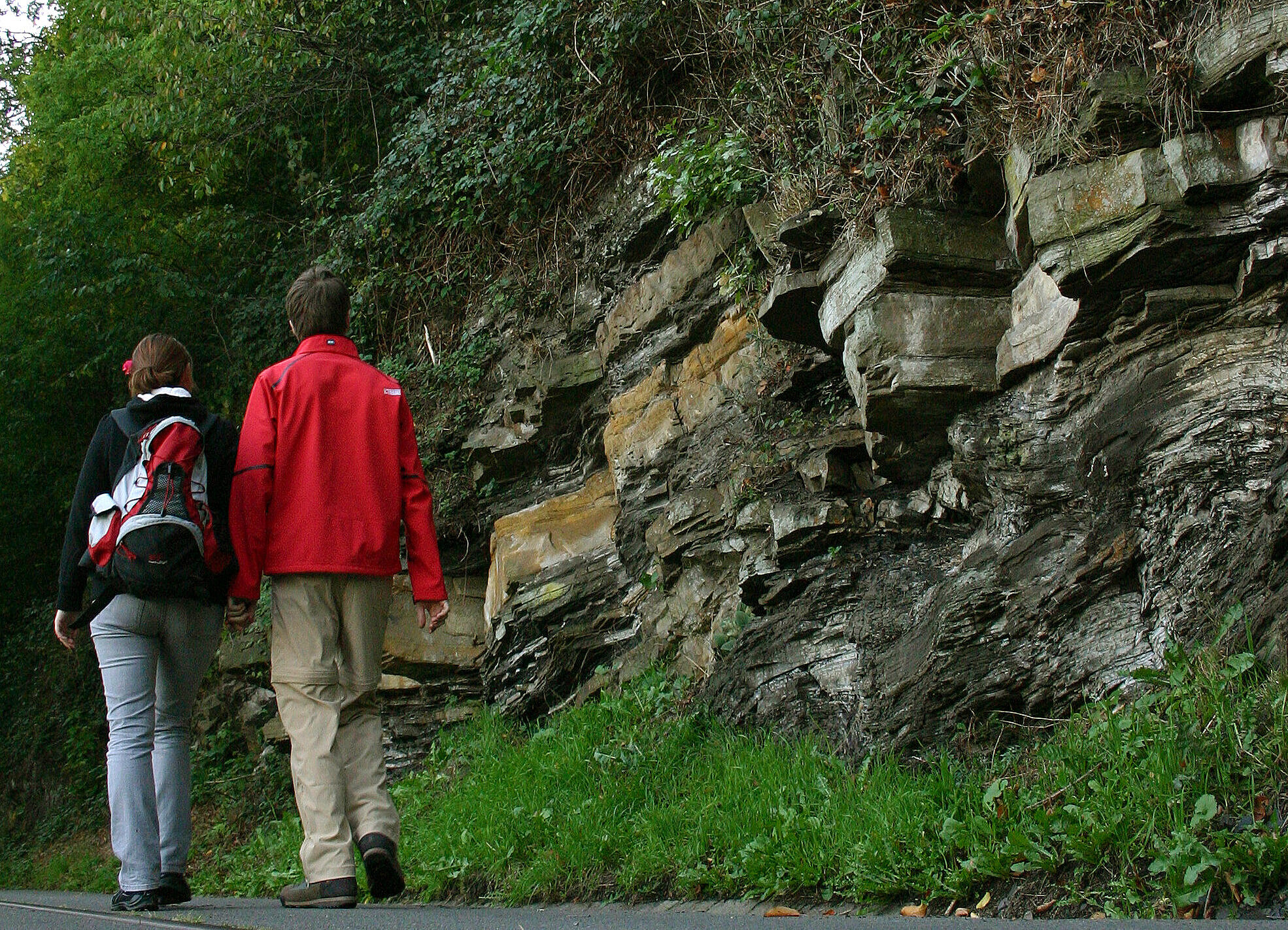 Zwei Wanderer vor Felswand
