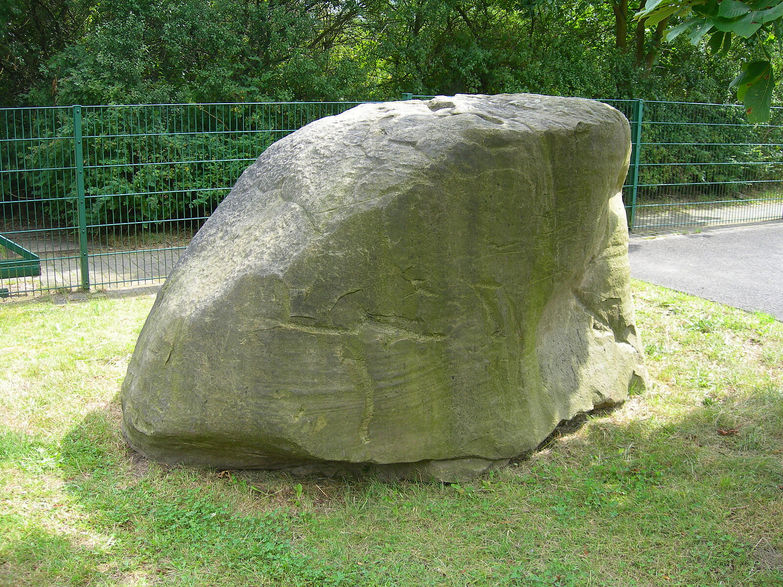 Felsblock auf Rasen