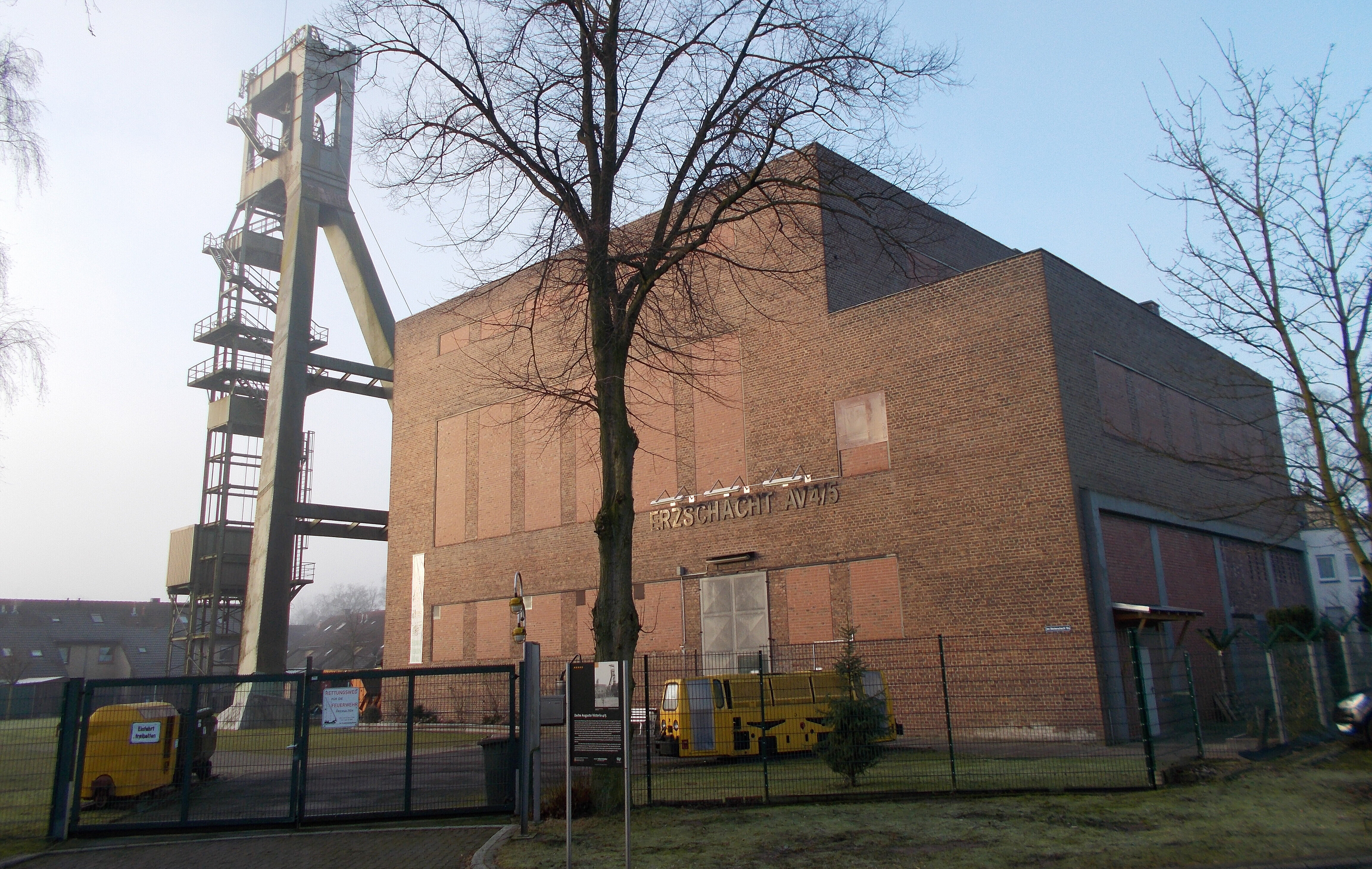 Zechengebäude mit Fördertum im Hintergrund