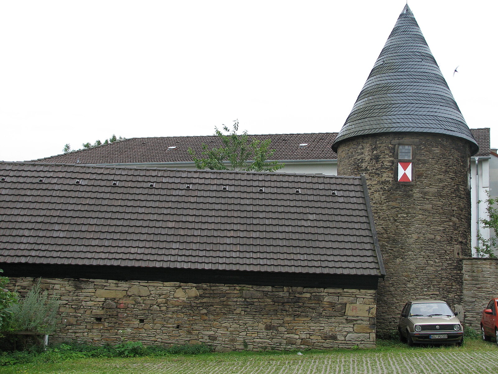 Historisches Gebäude aus Sandstein mit rundem Turm.