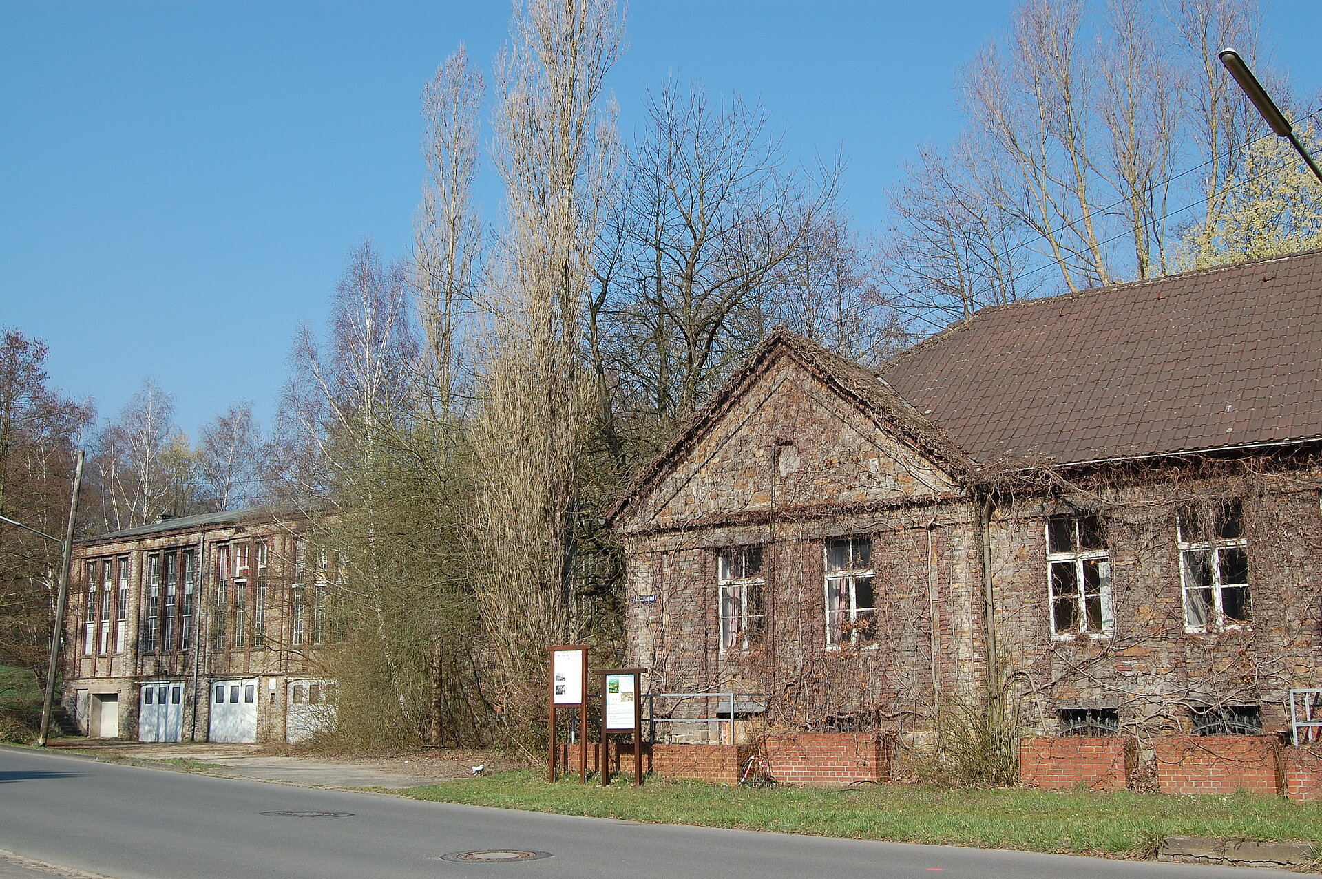 Gebäude mit Infotafeln