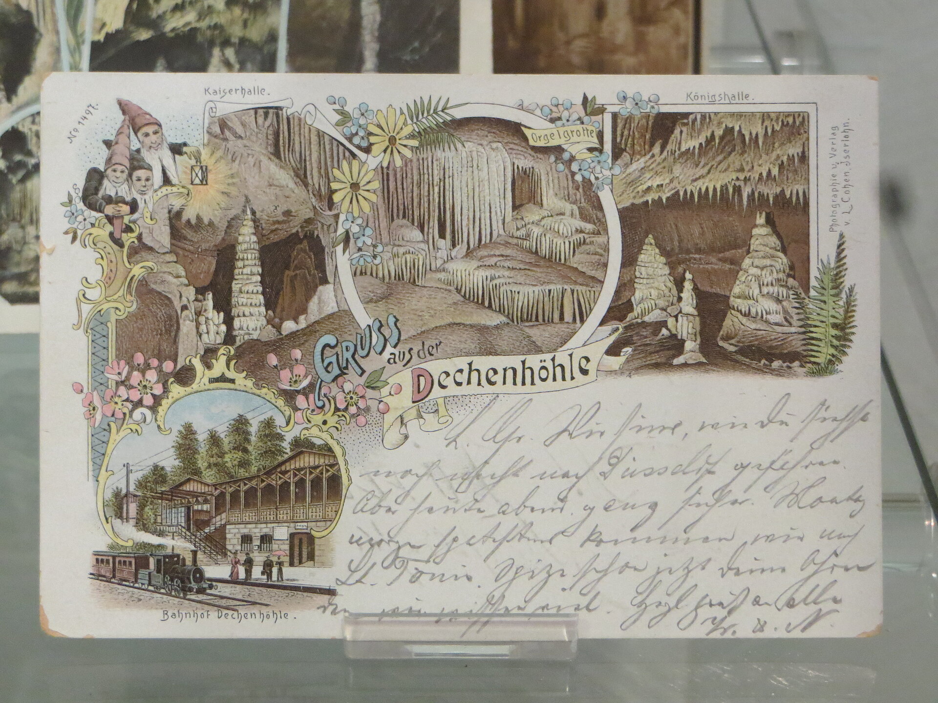 Gezeichnete Postkarte mit Motiven aus der Dechenhöhle und handschriftlichem Gruß