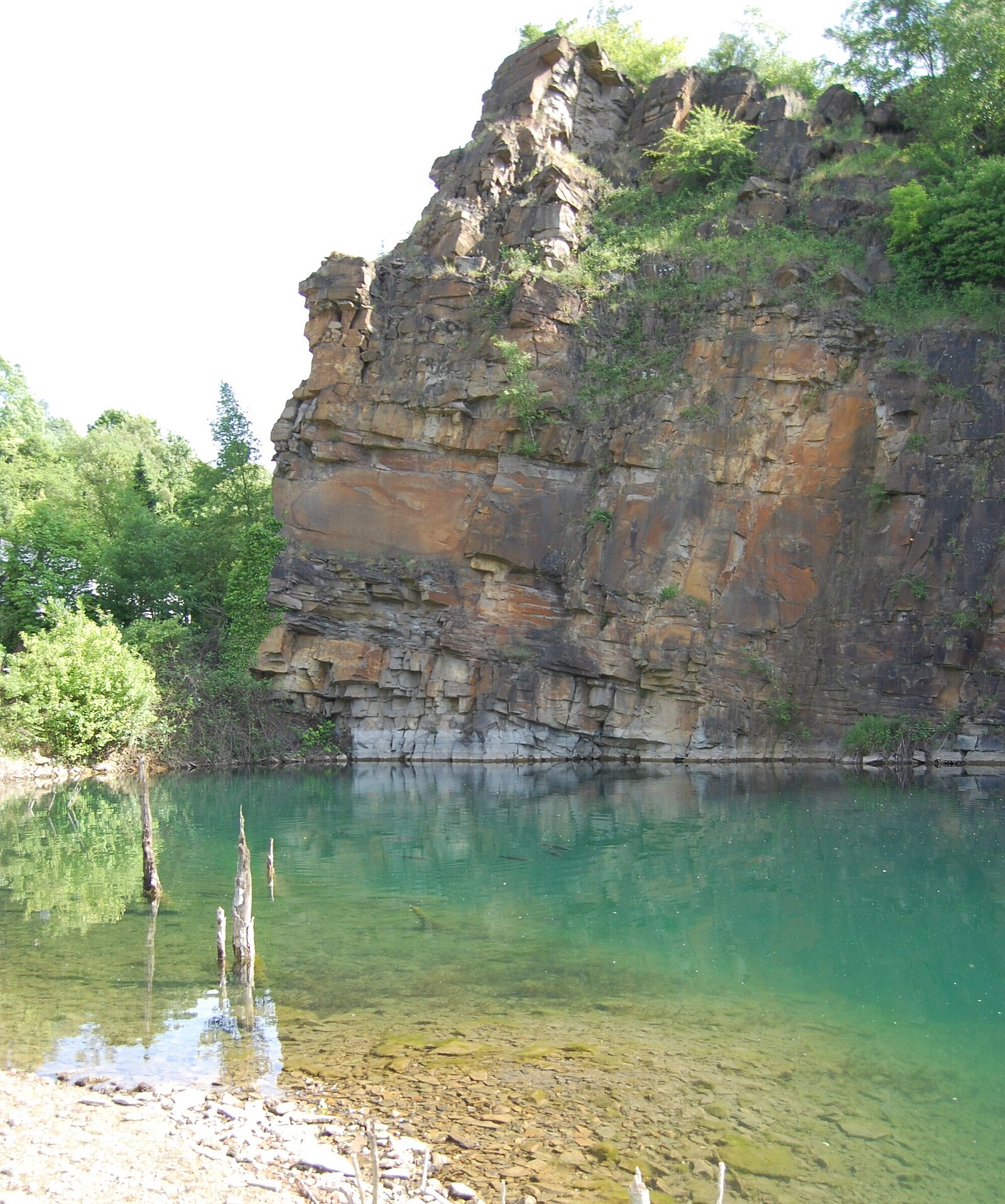Türkisfarbener See vor Felswand